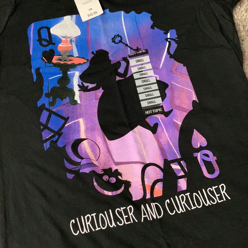 Alice in Wonderland Hot Topic Tee Small NWT - Picture 2 of 3